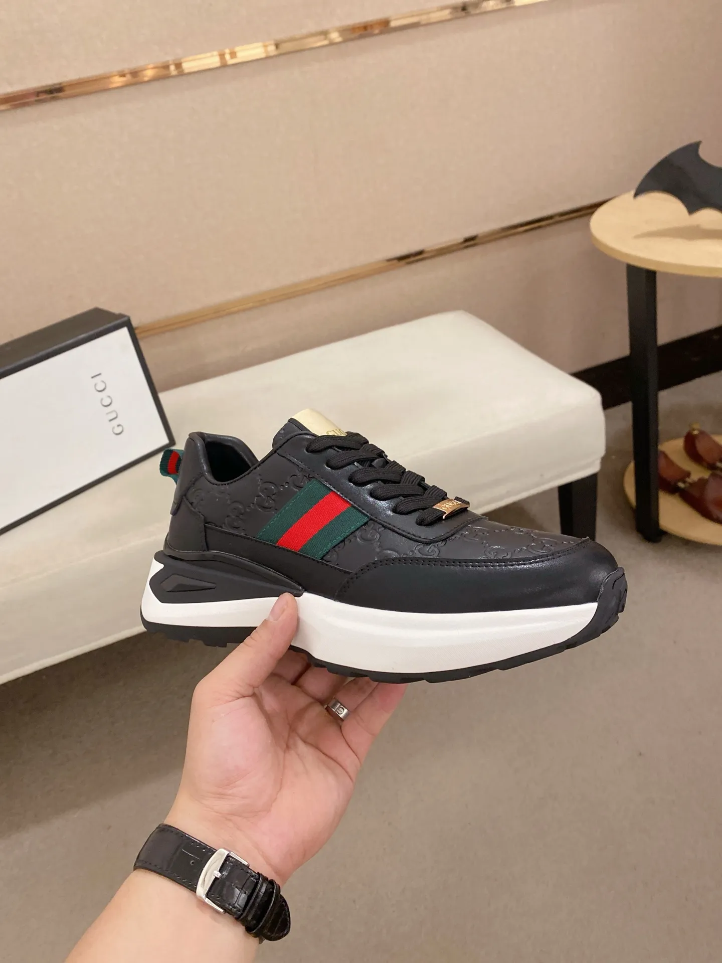 Men's shoes 💰 462💰The new GUCCI (Gucci) counters are launched simultaneously. The new men's shoes, 😘fabrics are selected from imported cowhide, and the lining is sheepskin lining. 👍🏿 High-end ☄️ air-cushion molded anti-slip rubber outsole, exquisite lines, simple and elegant, comfortable and high-end for leisure travel. Code number: 38 to 44 (45 can be customized and cannot be returned or exchanged)